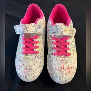 Deja Tu Huella Girls White and Hot Pink Crackle Print Soccer Cleats Sz 13
